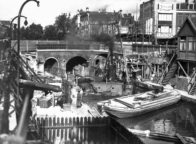835546 Gezicht op de Viebrug over de Oudegracht te Utrecht, uit het zuiden, tijdens de verbreding van de brug.